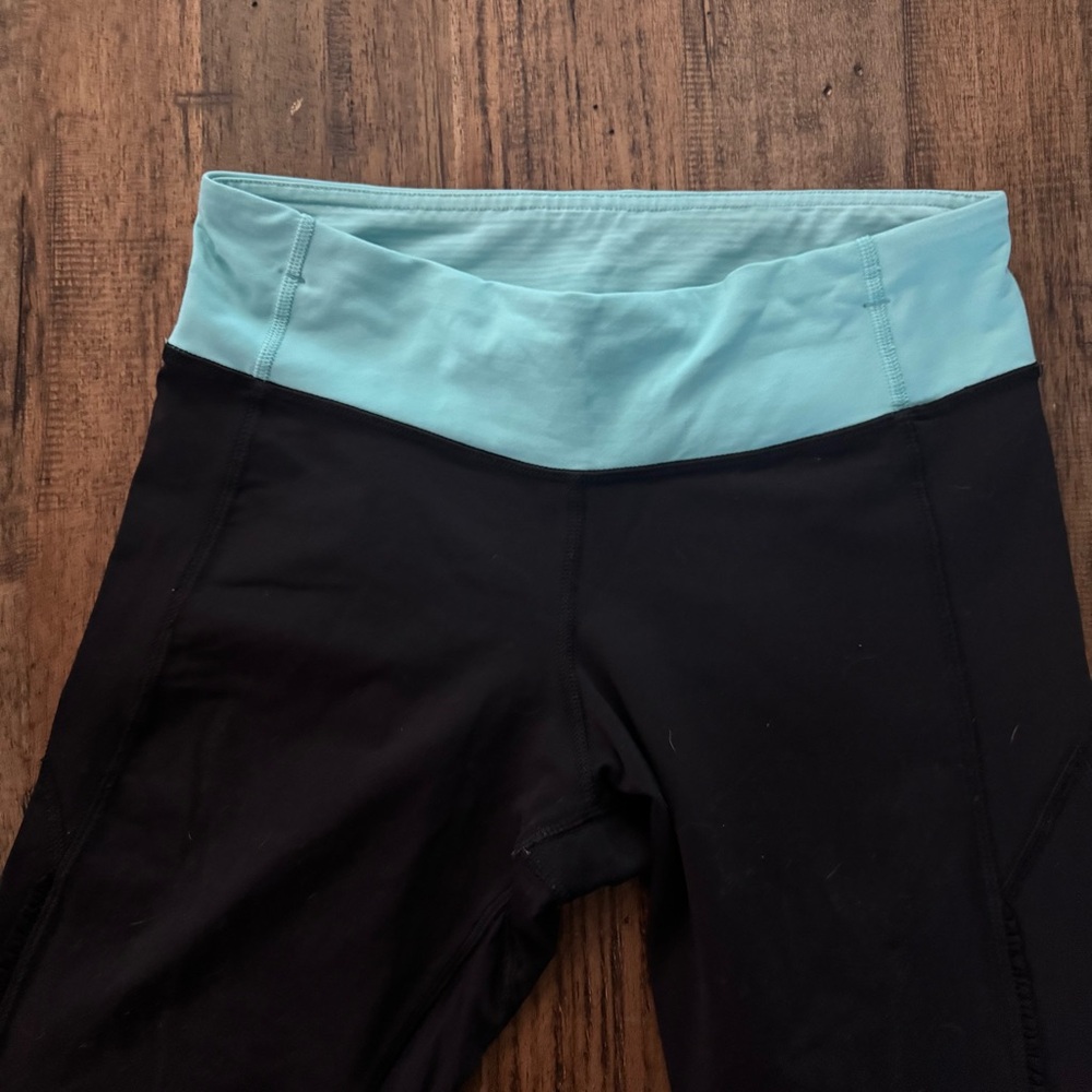 Lululemon Black and Blue Cropped Leggings - Picture 8 of 16